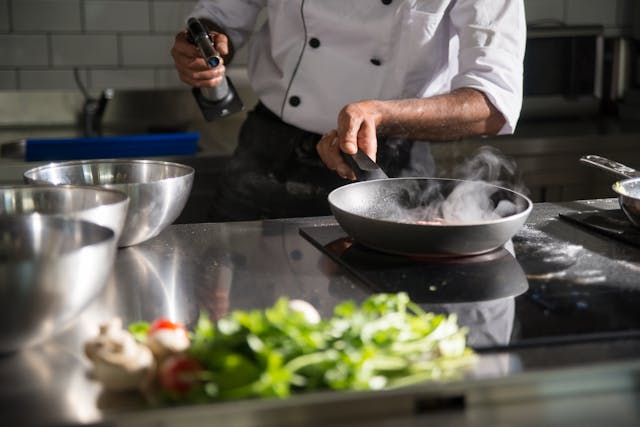 Chef de Partie – Dundalk, Ireland | €3,200–€3,600 Gross | Full-Time Permanent