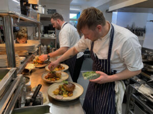 Commis Chef / Chef de Partie United Kingdom – Dedham, Essex | 14–16 GBP/hour + Bonus